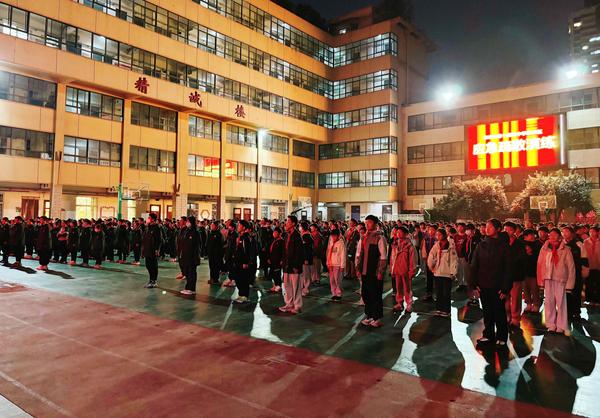 11.同学们认真学习观看 11.同学们认真学习观看